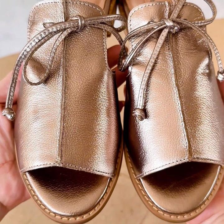 Ella | Kvinders Metalliske Peep-Toe Flade Sandaler med Sløjfestrop